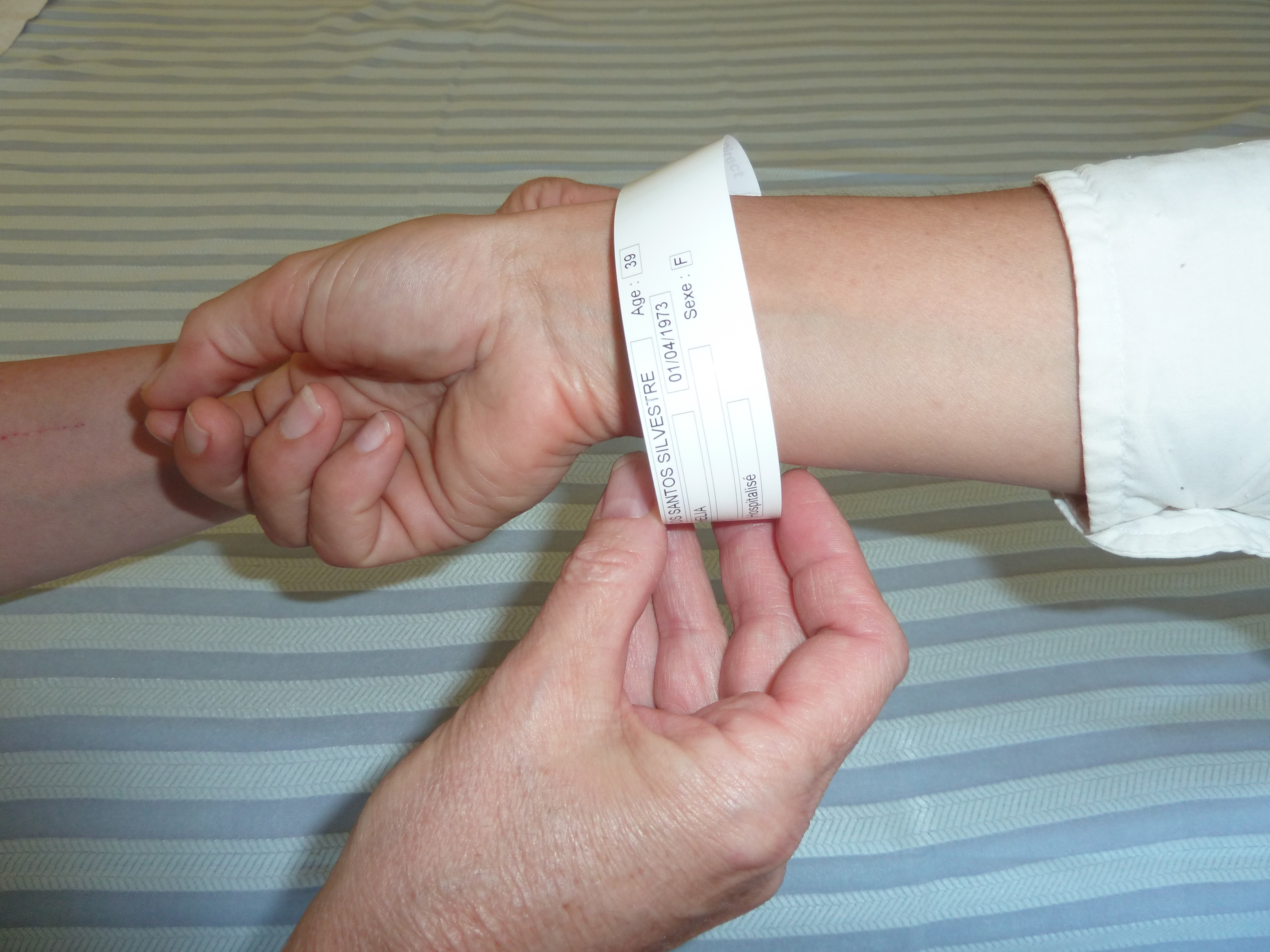 pose du bracelet d'identification patient