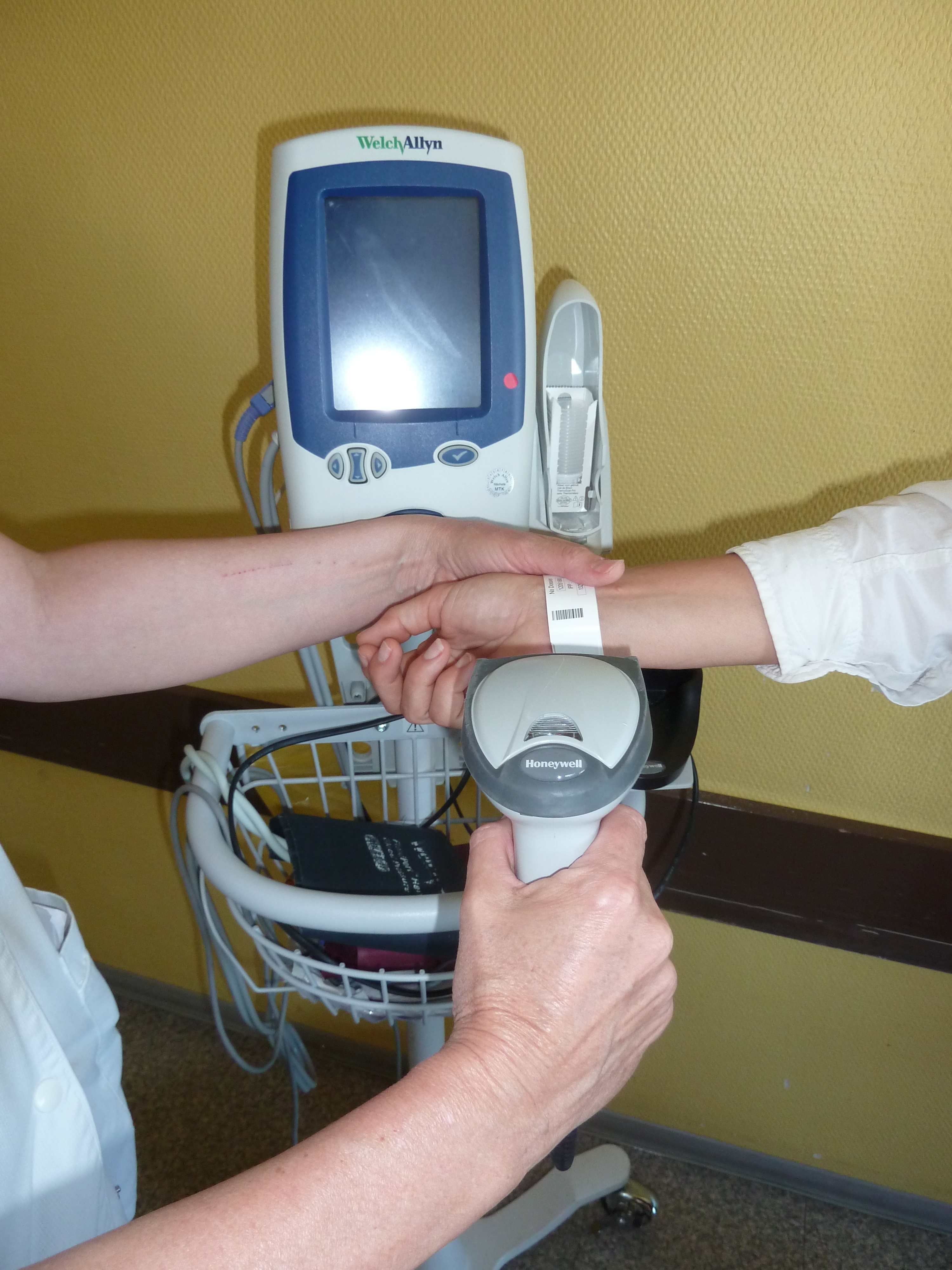 lecture du bracelet d'identification patient